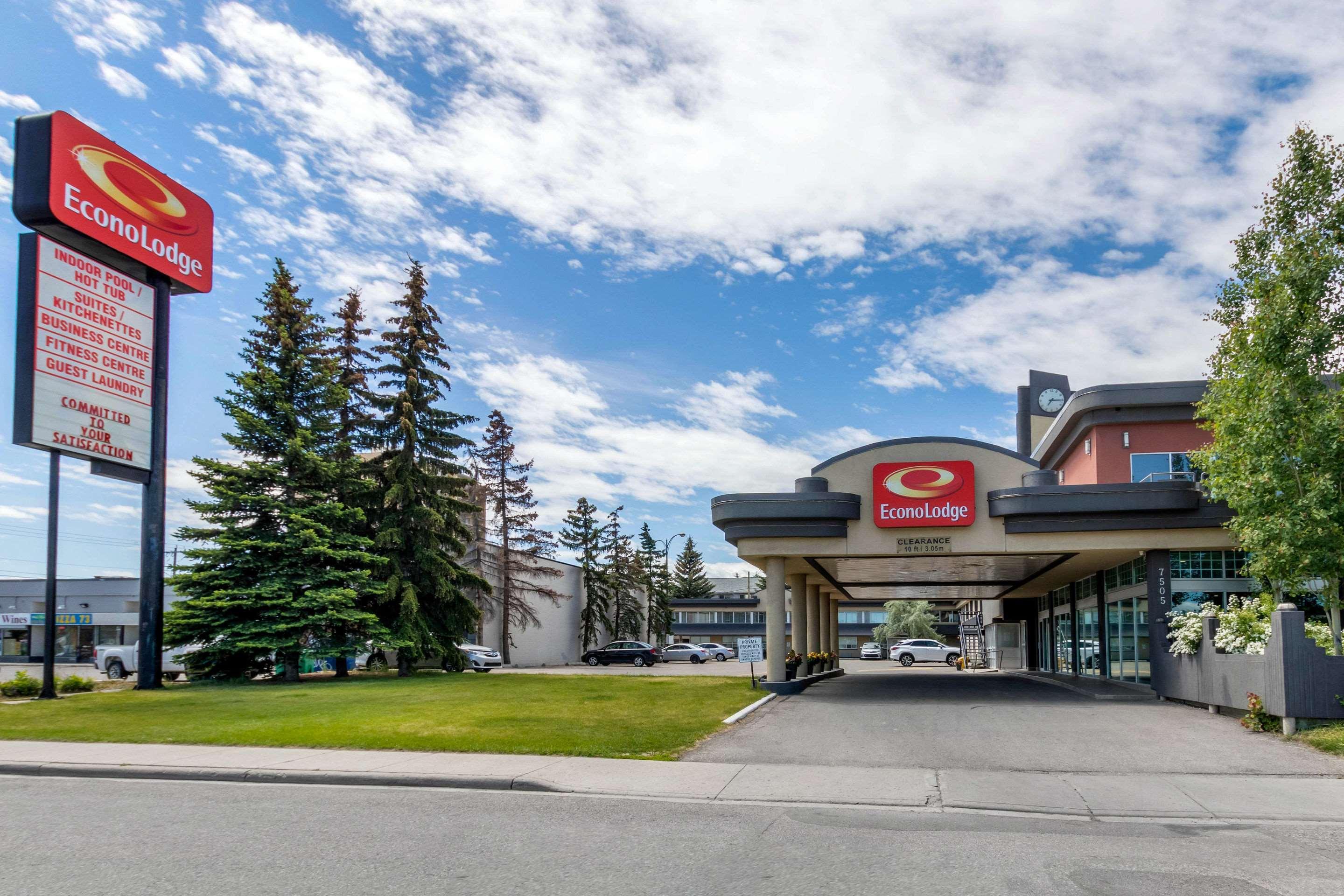 Super 8 By Wyndham Macleod Trail Calgary Hotel Exterior photo