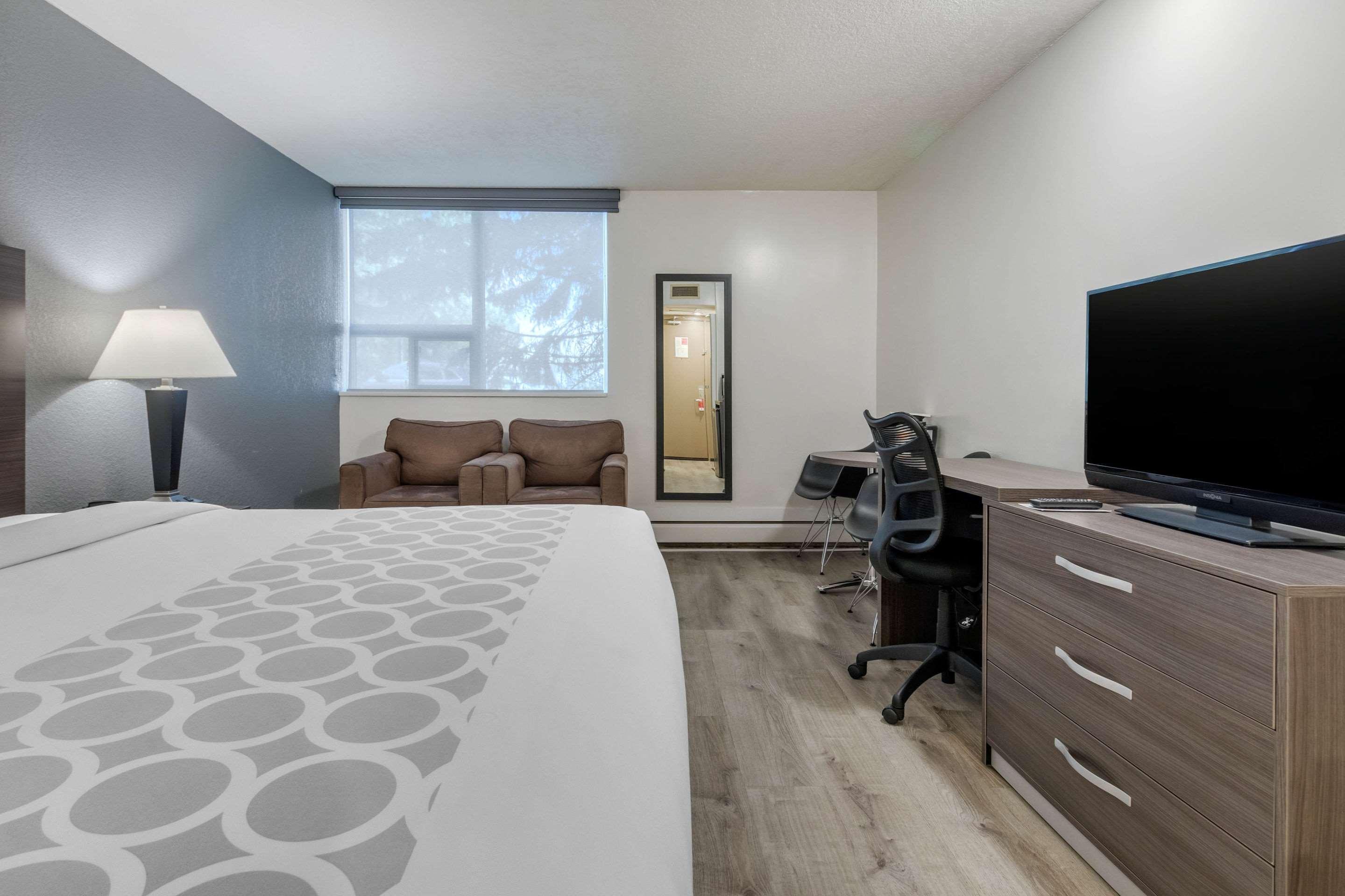Super 8 By Wyndham Macleod Trail Calgary Hotel Exterior photo